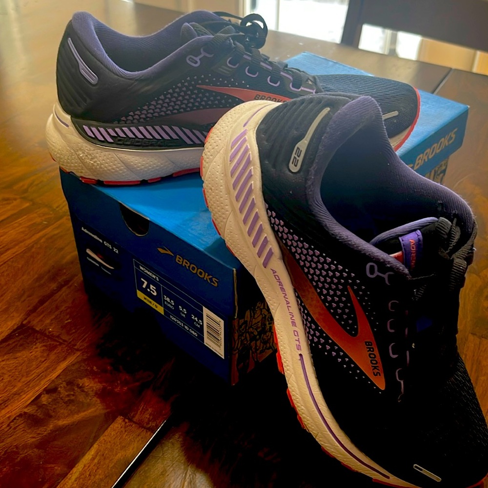 Brooks Adrenaline GTS 22 Wide Show